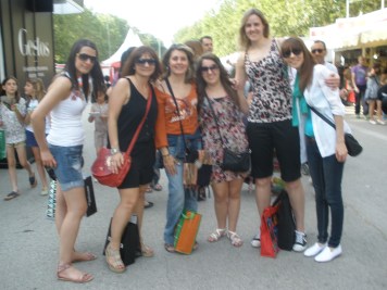 Rodeada de Ángela y sus amigas