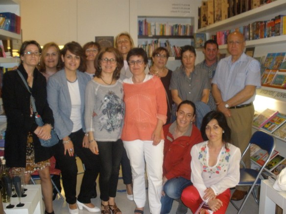 Foto de familia 2. A mi izquierda, Rosa, la dueña de Libros28.